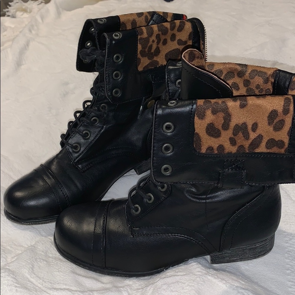 Combat boots with a style